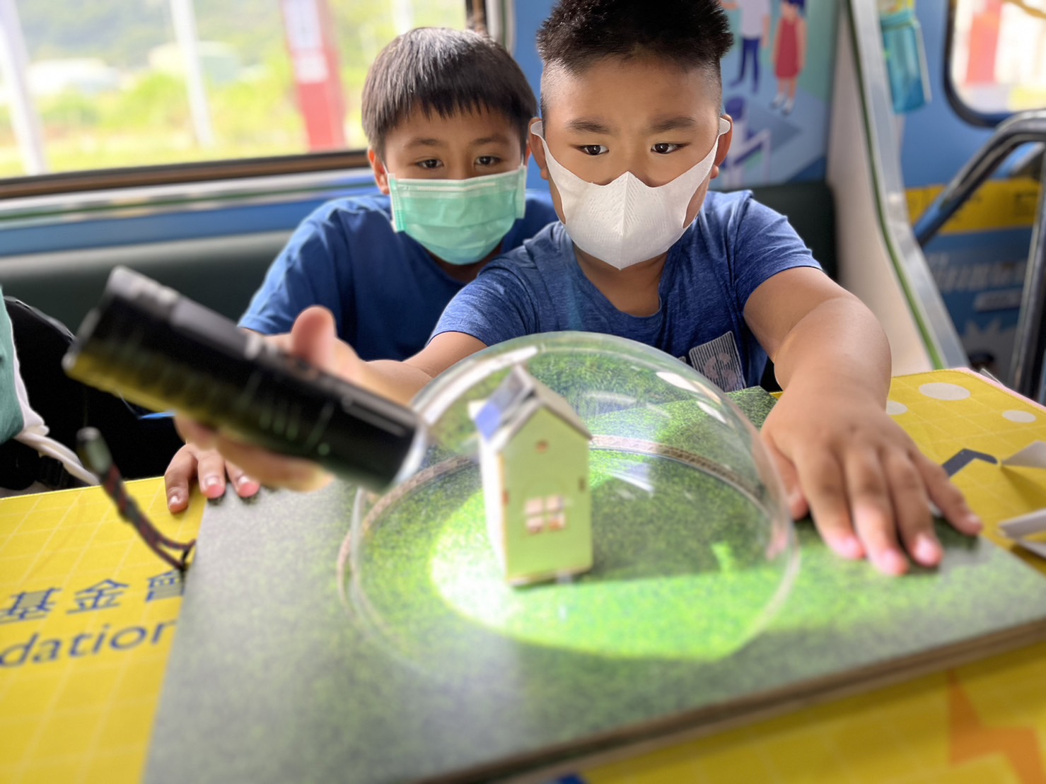 DG视讯參與基礎科學主題車廂，以STEAM教學精神，設計「逐日科學家」、「太陽能工程師」以及「淨零建築師」三大能源科普課程和實驗